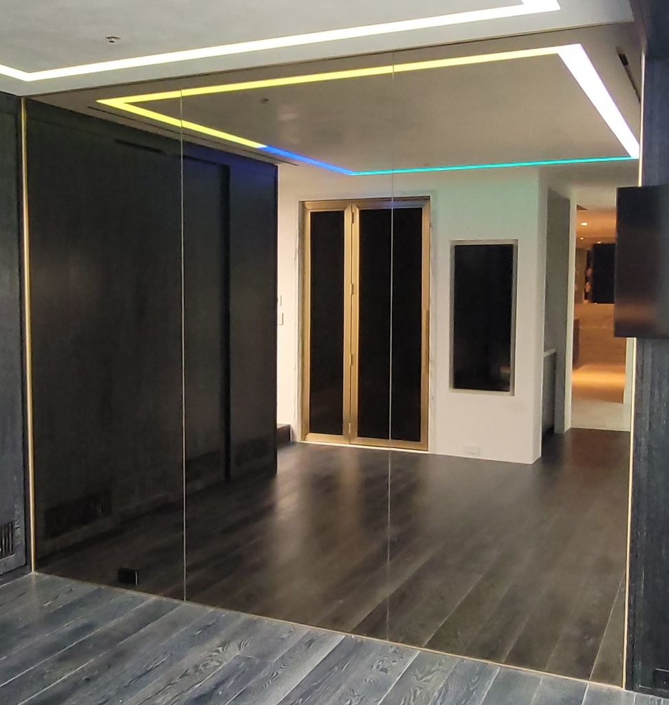 [Mirror][Wall]